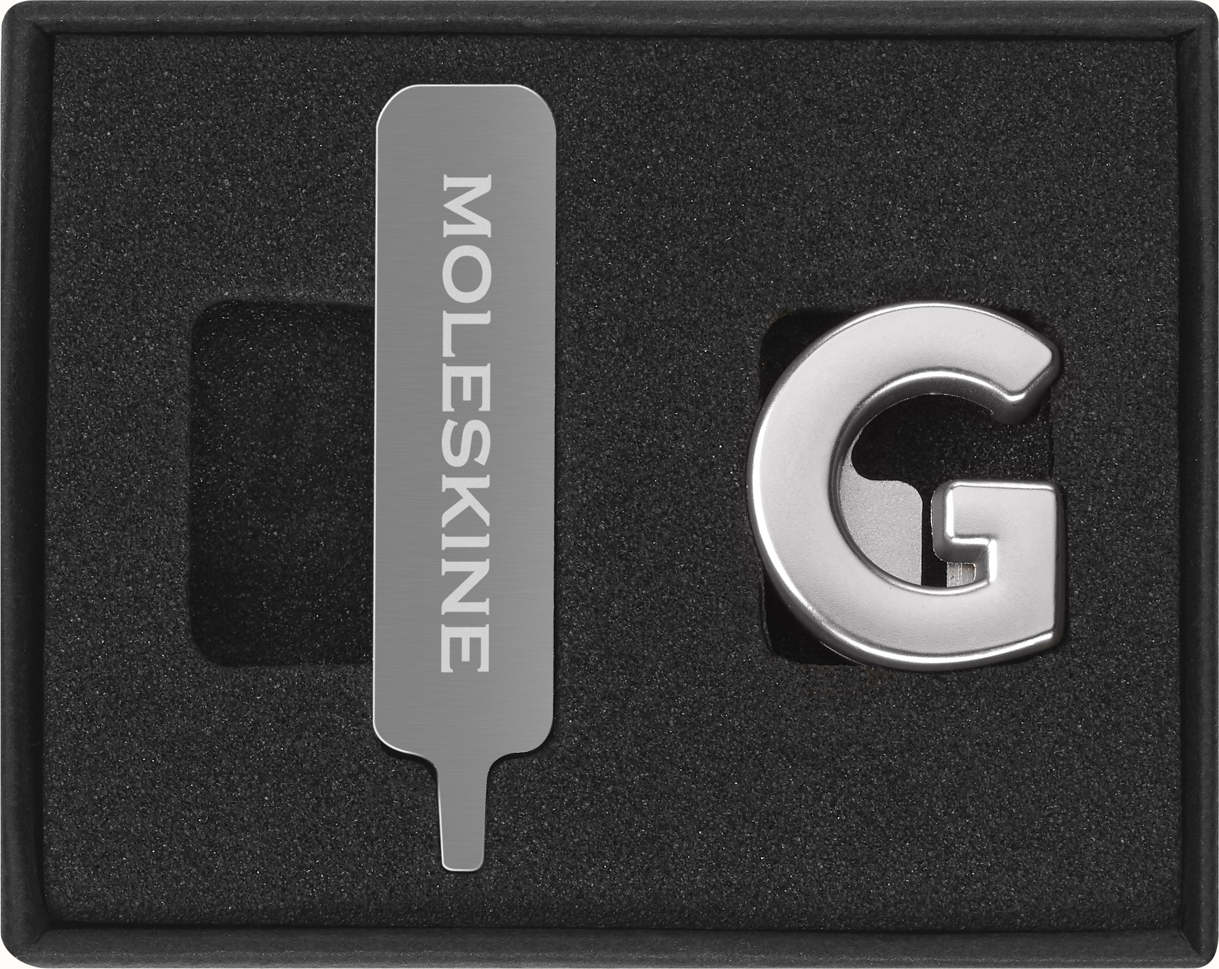 Przypinka na notes Moleskine litera G srebrna