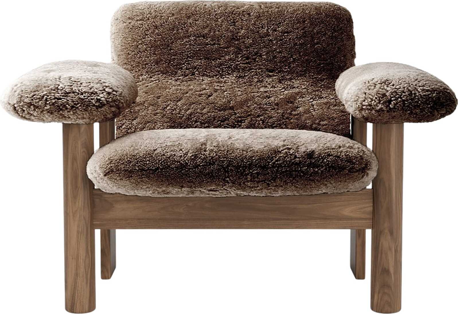 Fotel Brasilia Sheepskin niski brązowy na orzechowych nogach
