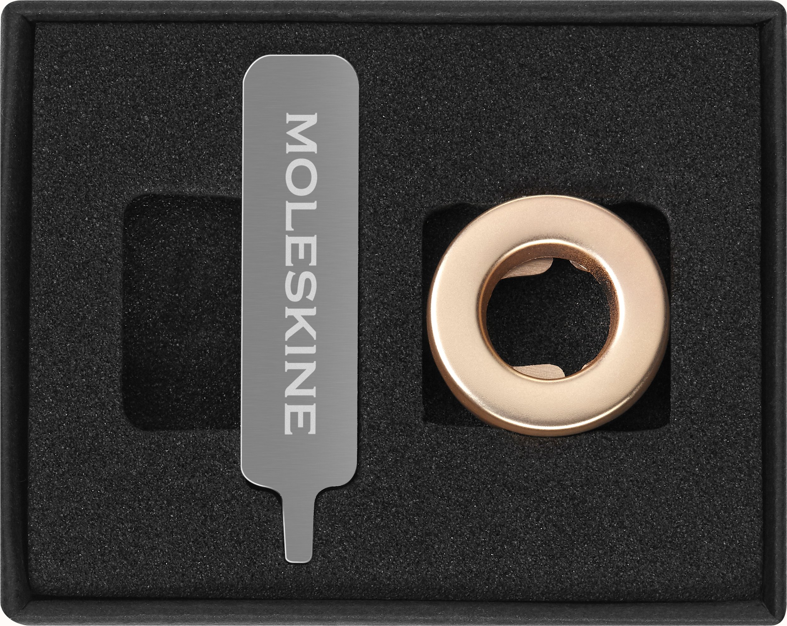 Przypinka na notes Moleskine litera O złota