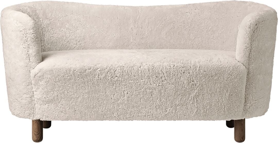 Sofa Mingle Sheepskin beżowa na ciemnych dębowych nogach