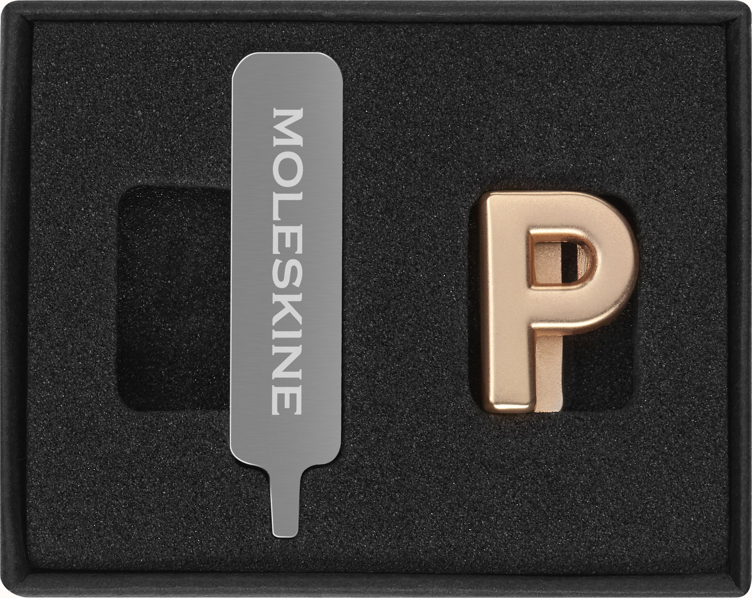 Przypinka na notes Moleskine litera P złota