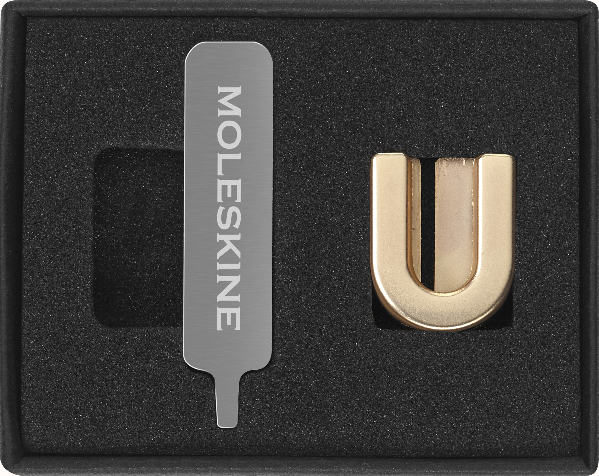 Przypinka na notes Moleskine litera U złota