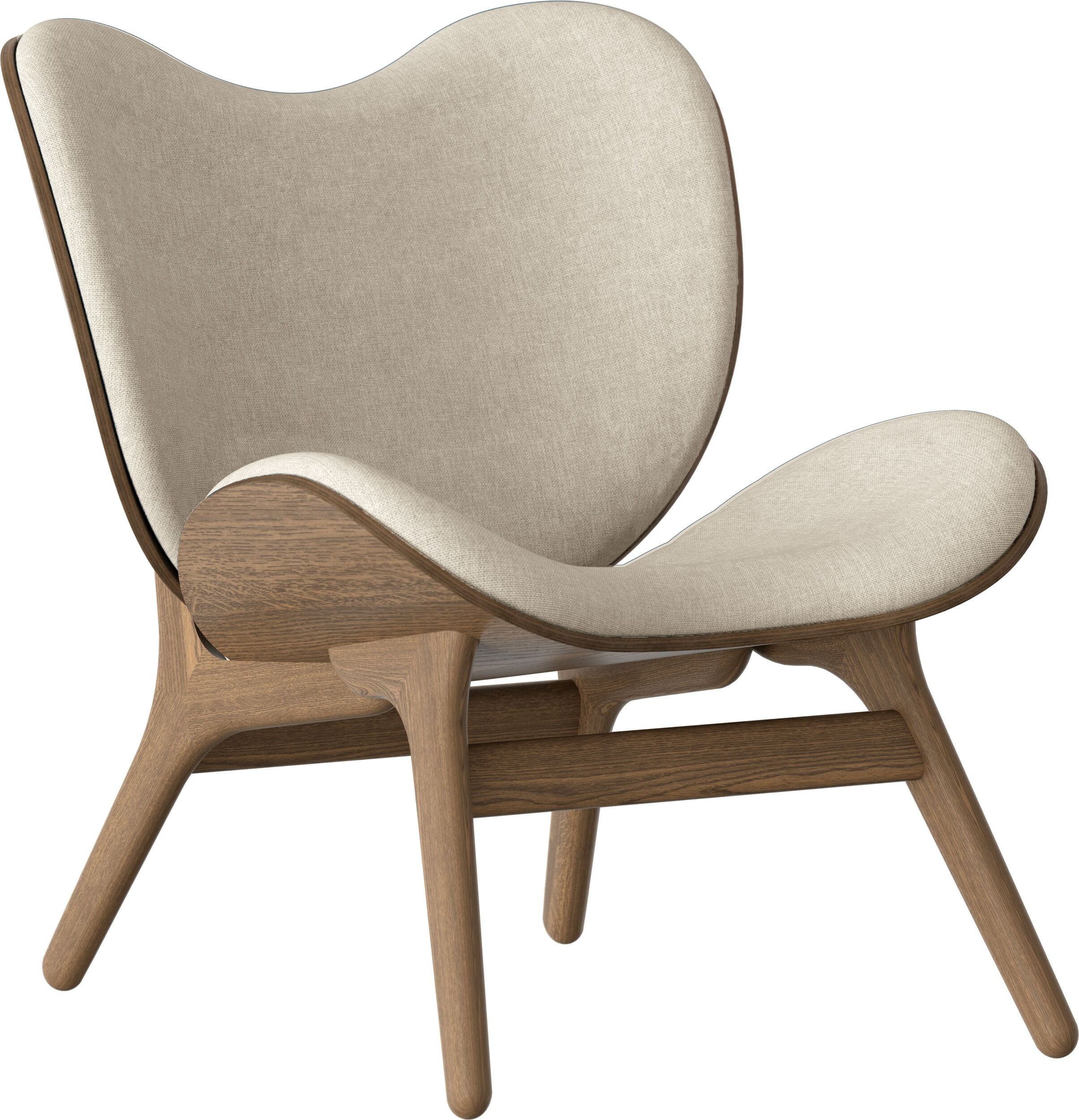 Fotel Conversation Piece jasnopiaskowy na ciemnych dębowych nogach