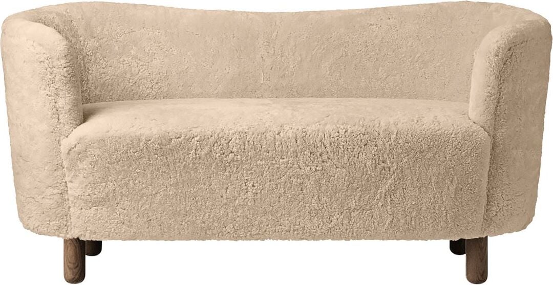 Sofa Mingle Sheepskin miodowa na ciemnych dębowych nogach