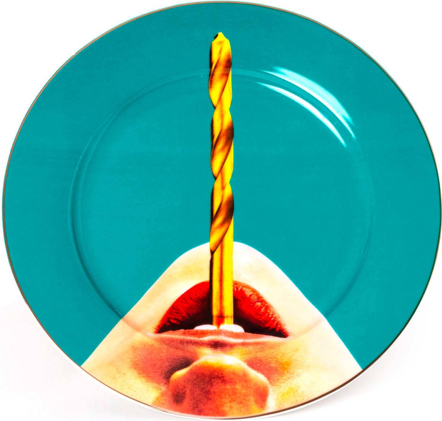 Talerz Seletti Wears Toiletpaper Drill ze złotą krawędzią