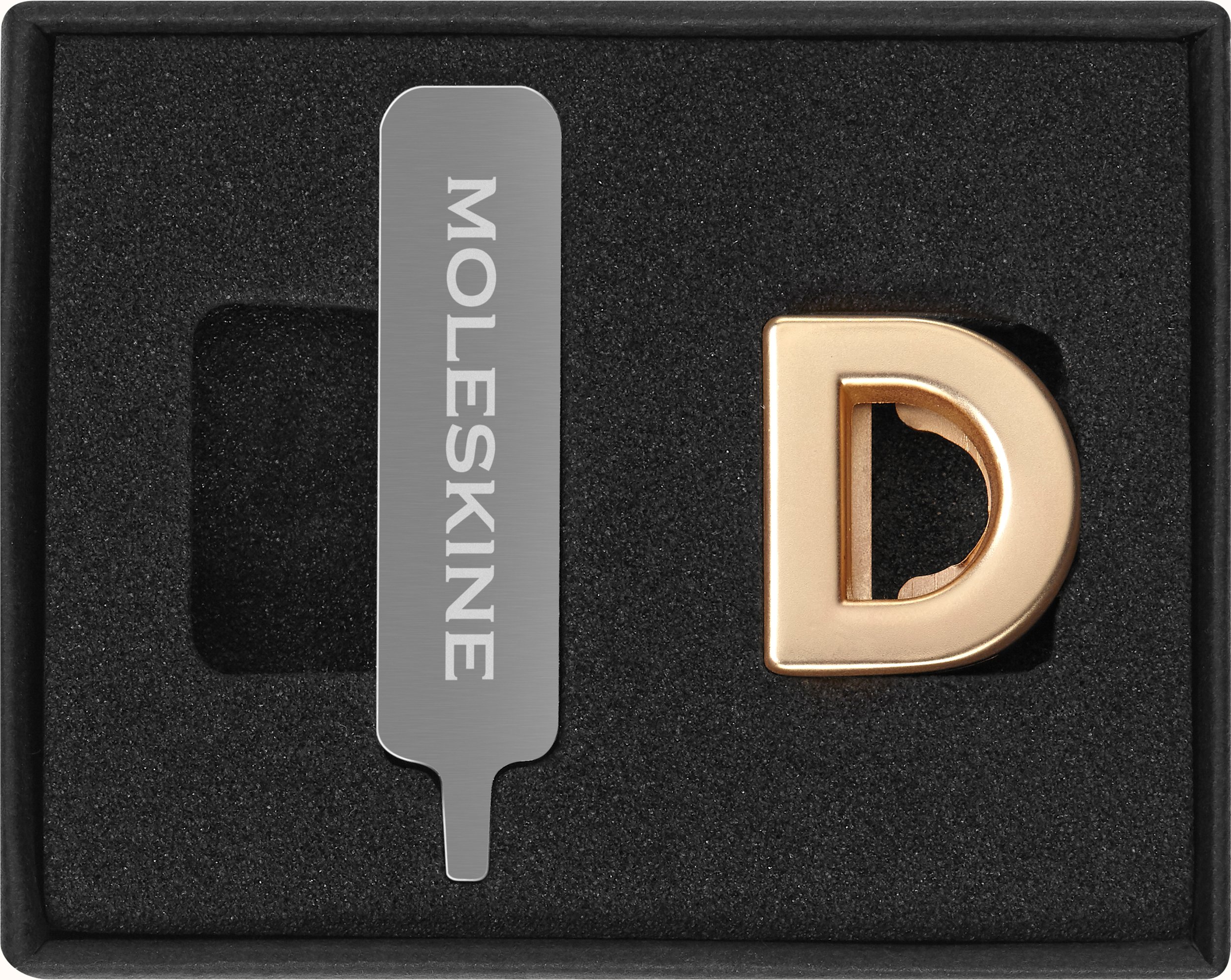 Przypinka na notes Moleskine litera D złota