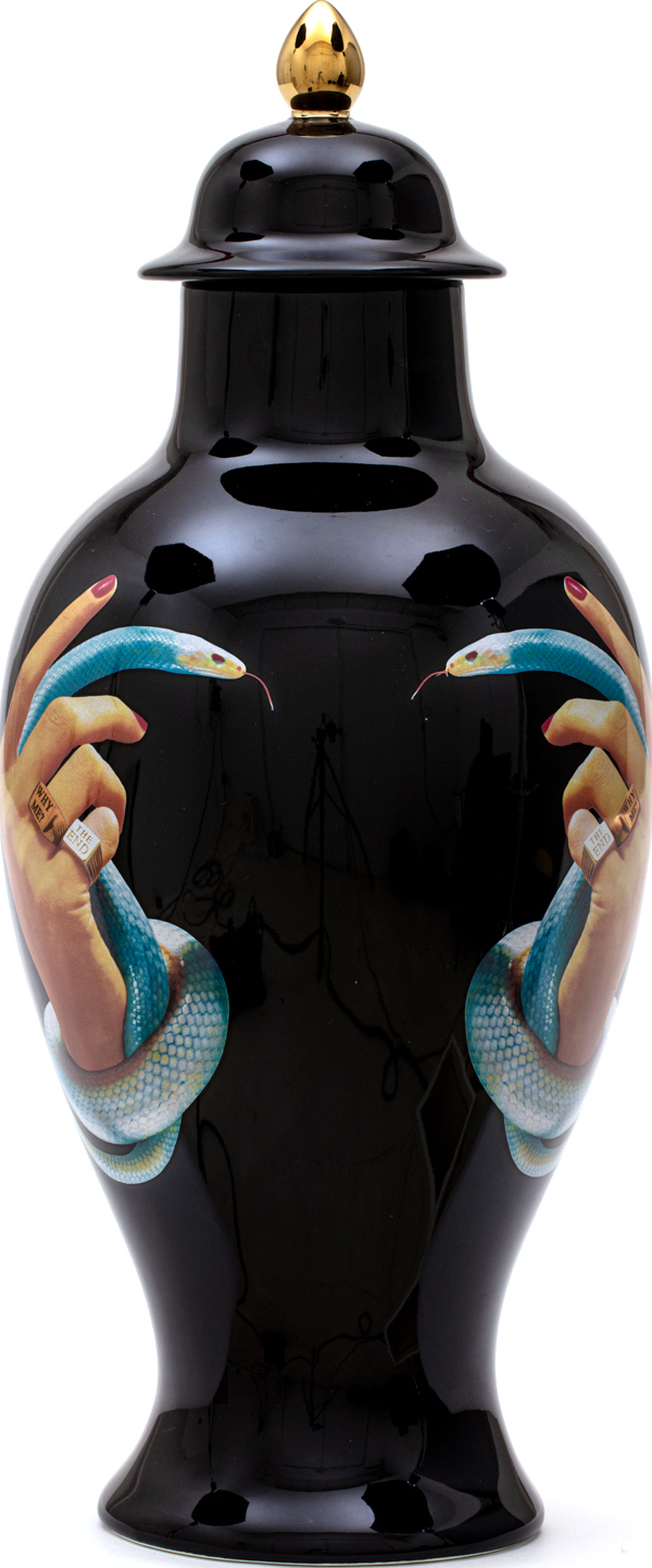 Wazon Toiletpaper Hands With Snakes