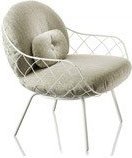 Fotel niski Pina biała rama i siedzisko, jesionowe nogi