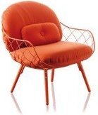 Fotel niski Pina czerwona rama i siedzisko, jesionowe nogi