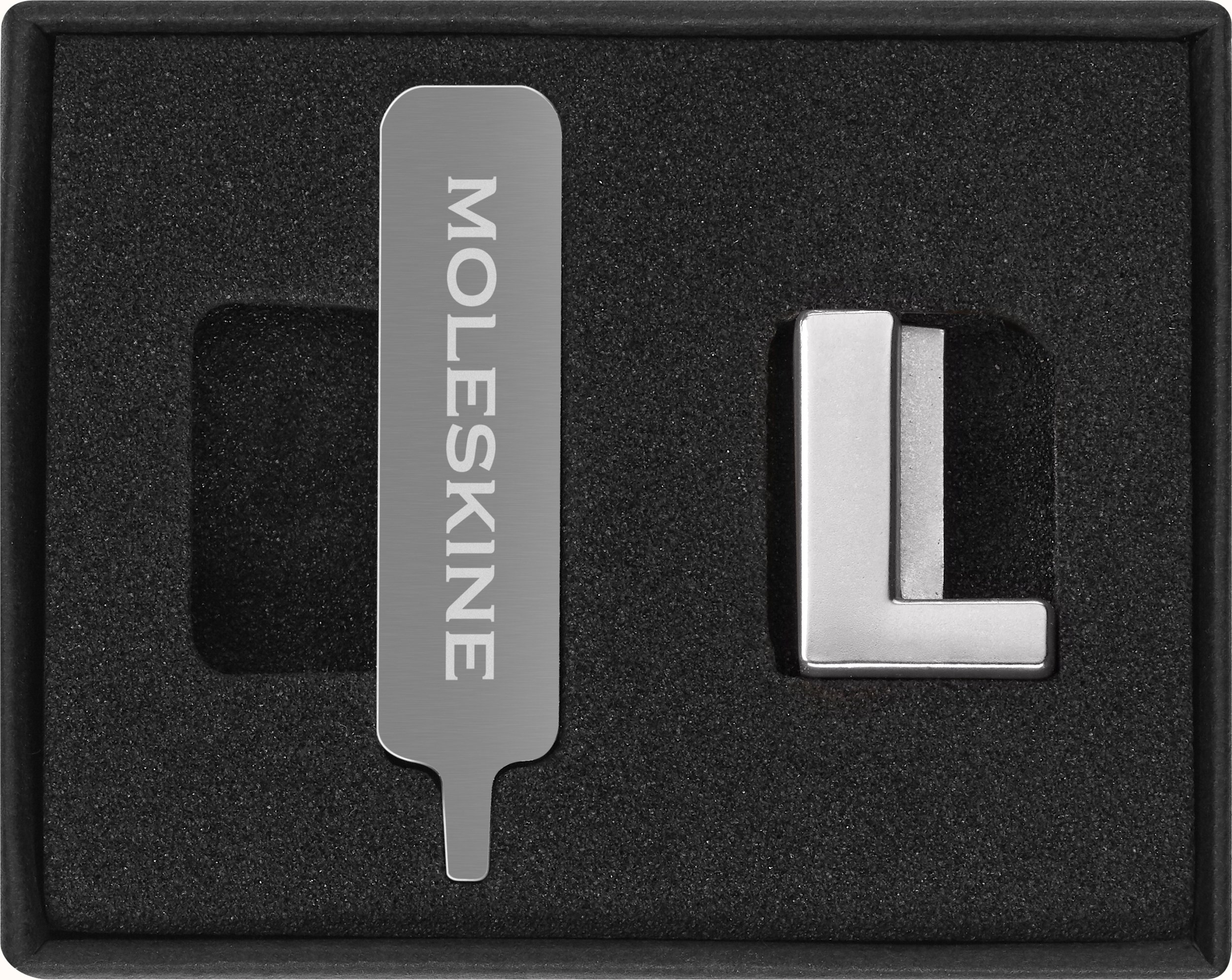 Przypinka na notes Moleskine litera L srebrna