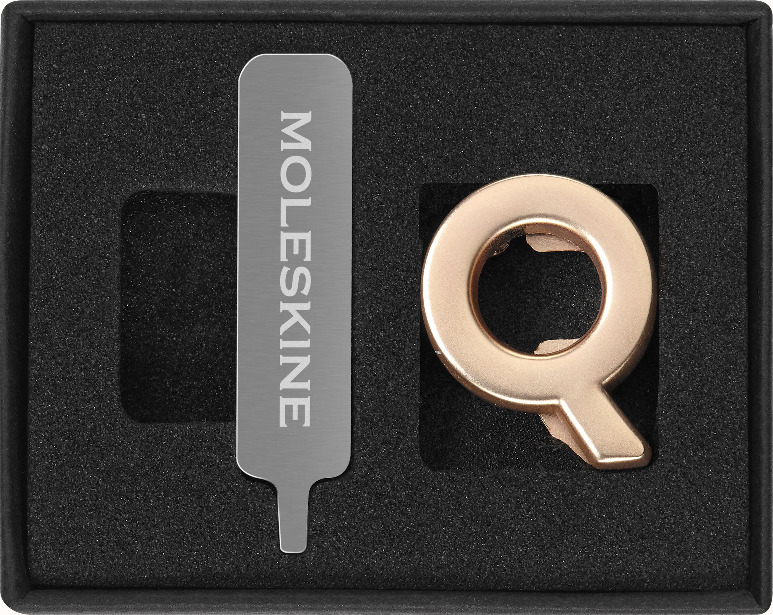 Przypinka na notes Moleskine litera Q złota