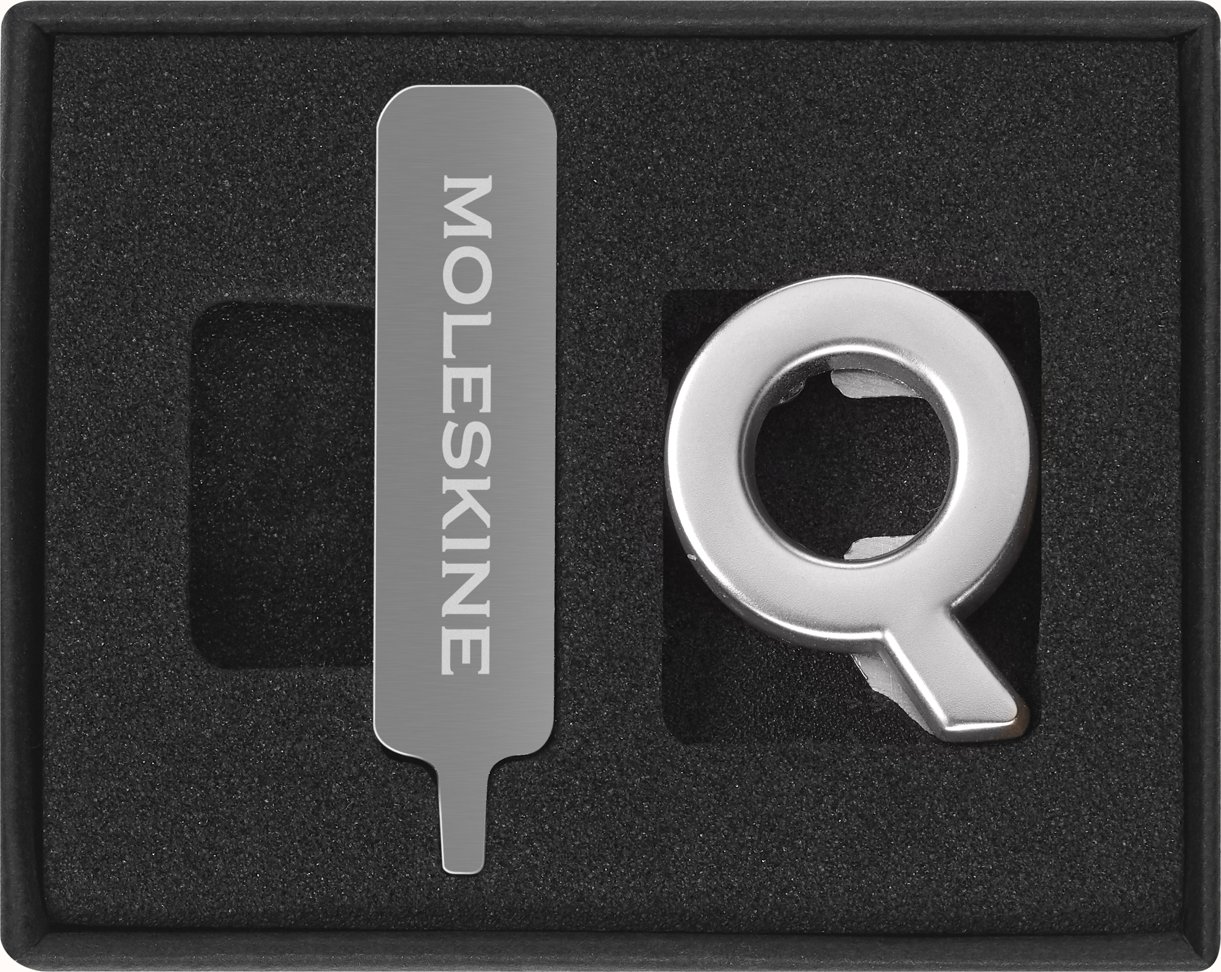 Przypinka na notes Moleskine litera Q srebrna