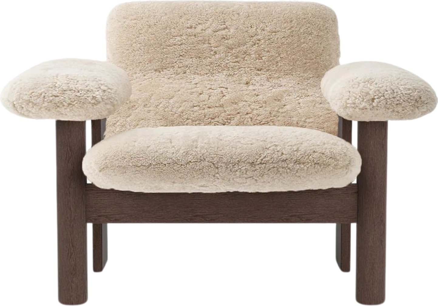 Fotel Brasilia Sheepskin niski biały na ciemnych dębowych nogach