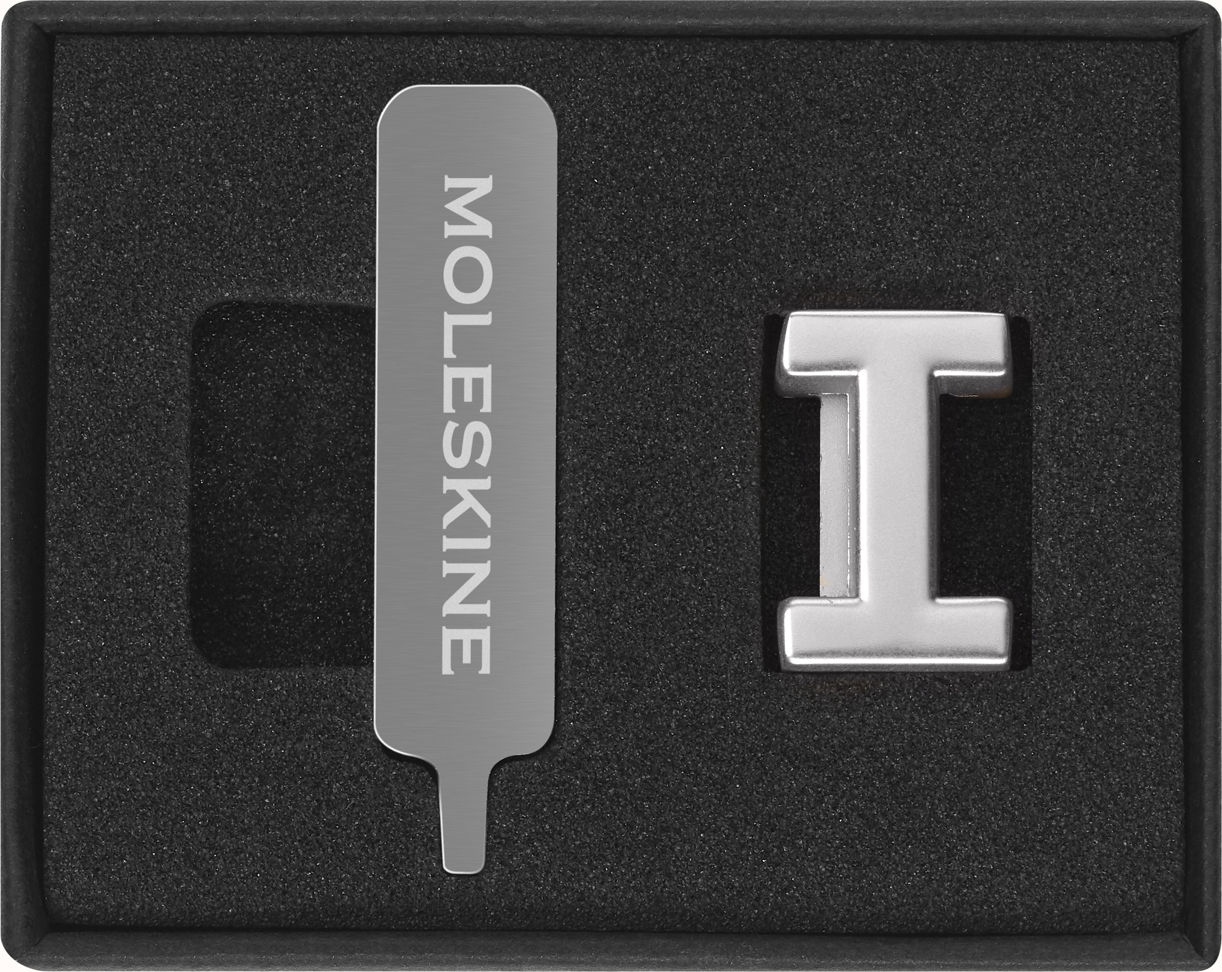 Przypinka na notes Moleskine litera I srebrna