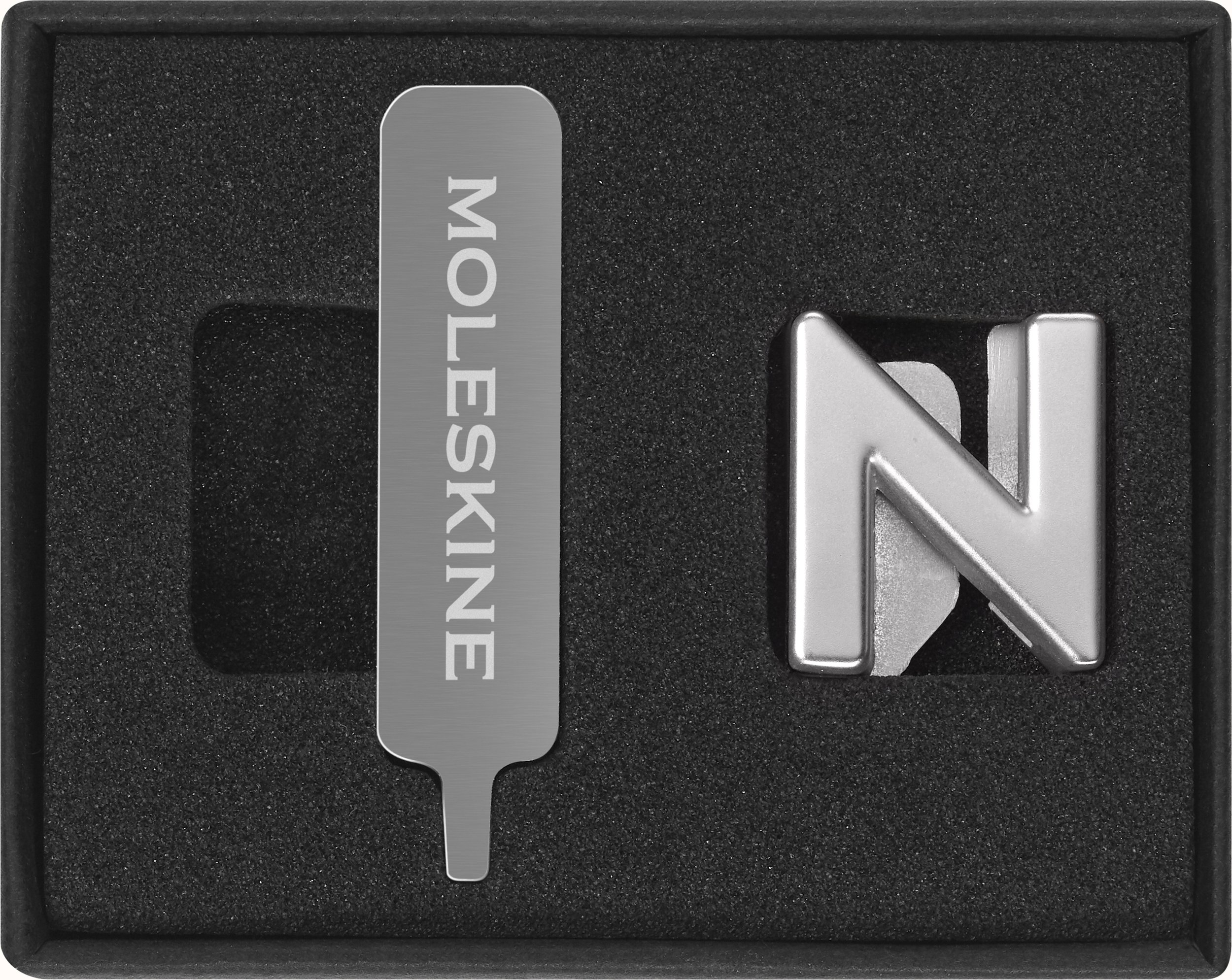 Przypinka na notes Moleskine litera N srebrna