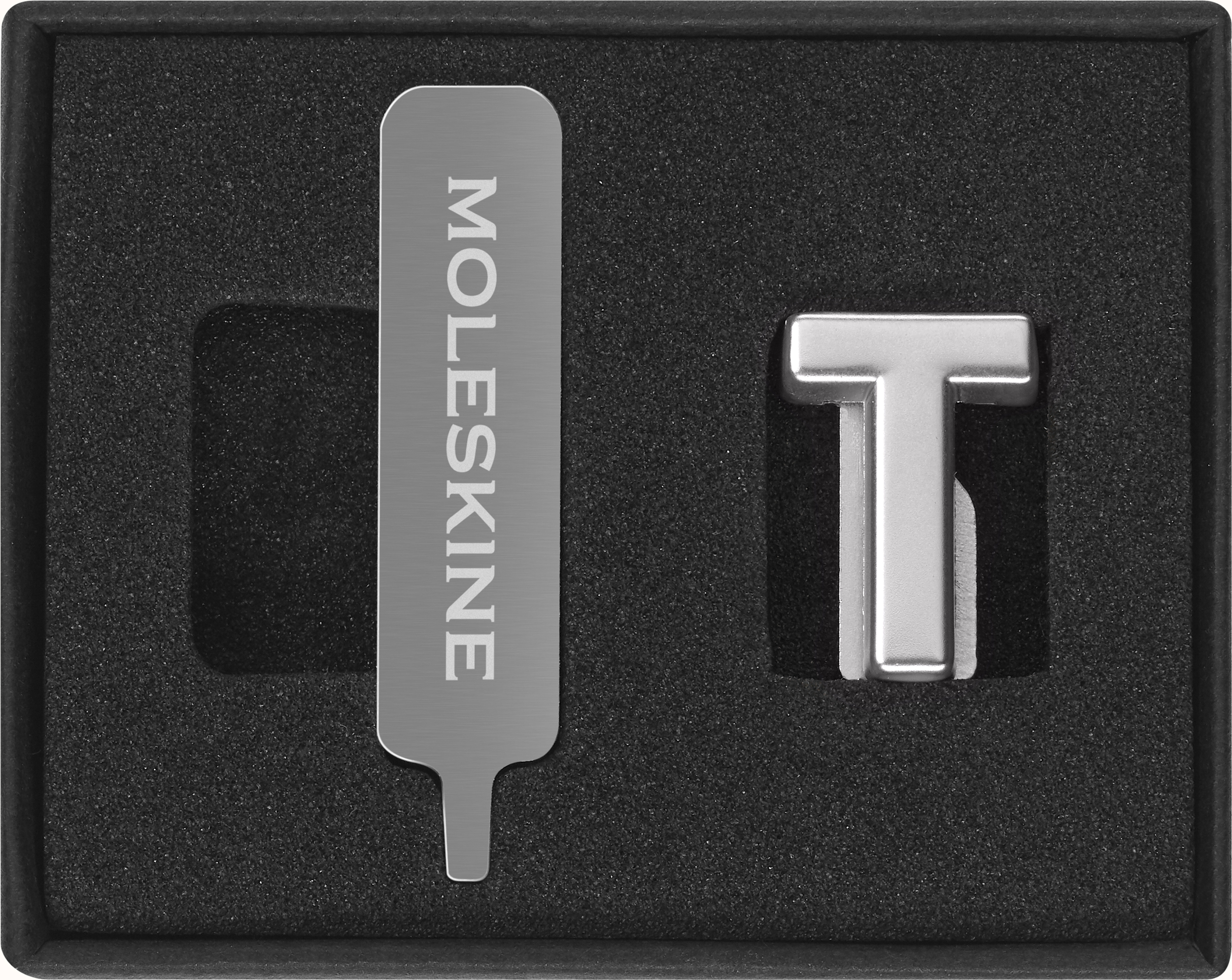 Przypinka na notes Moleskine litera T srebrna