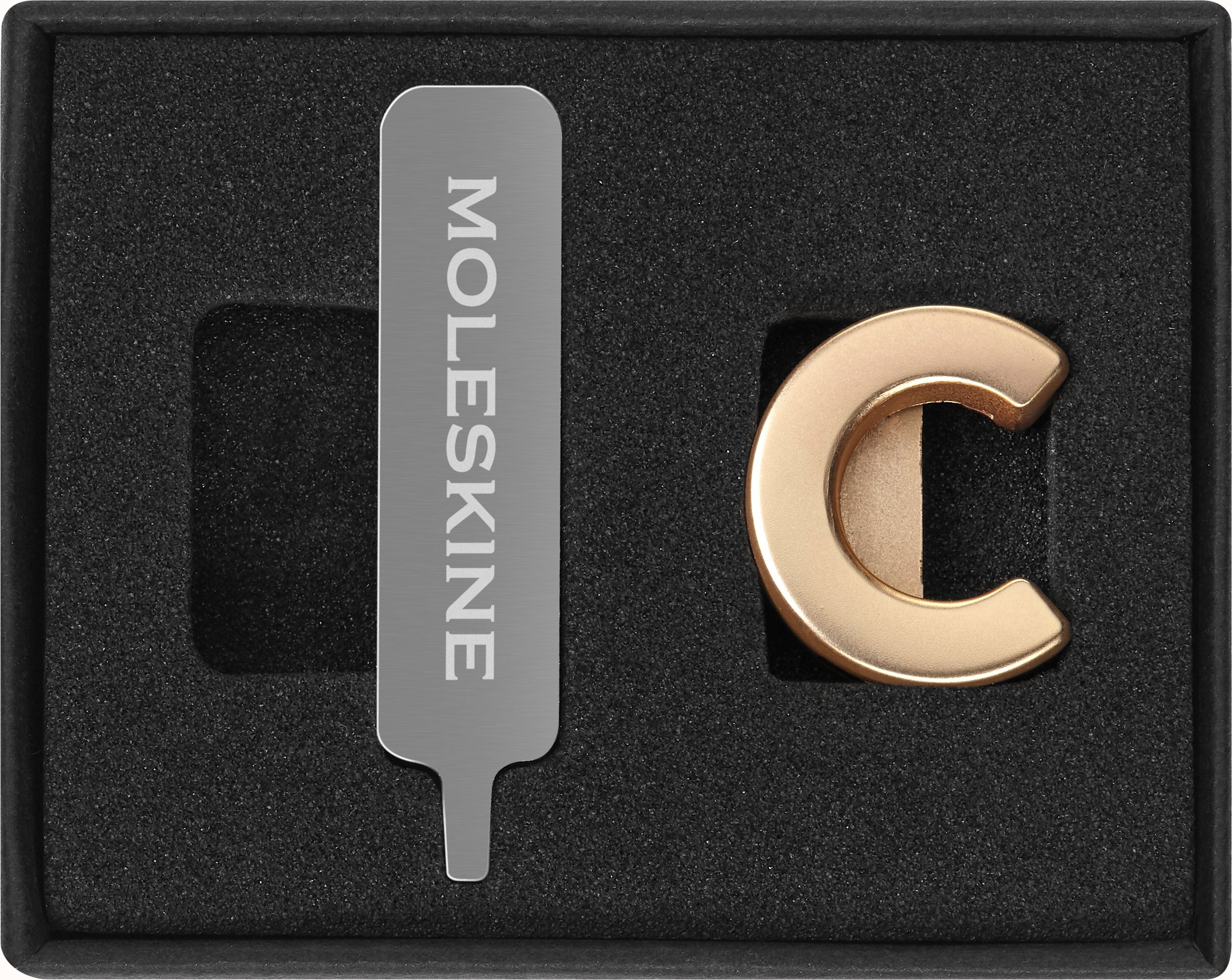 Przypinka na notes Moleskine litera C złota