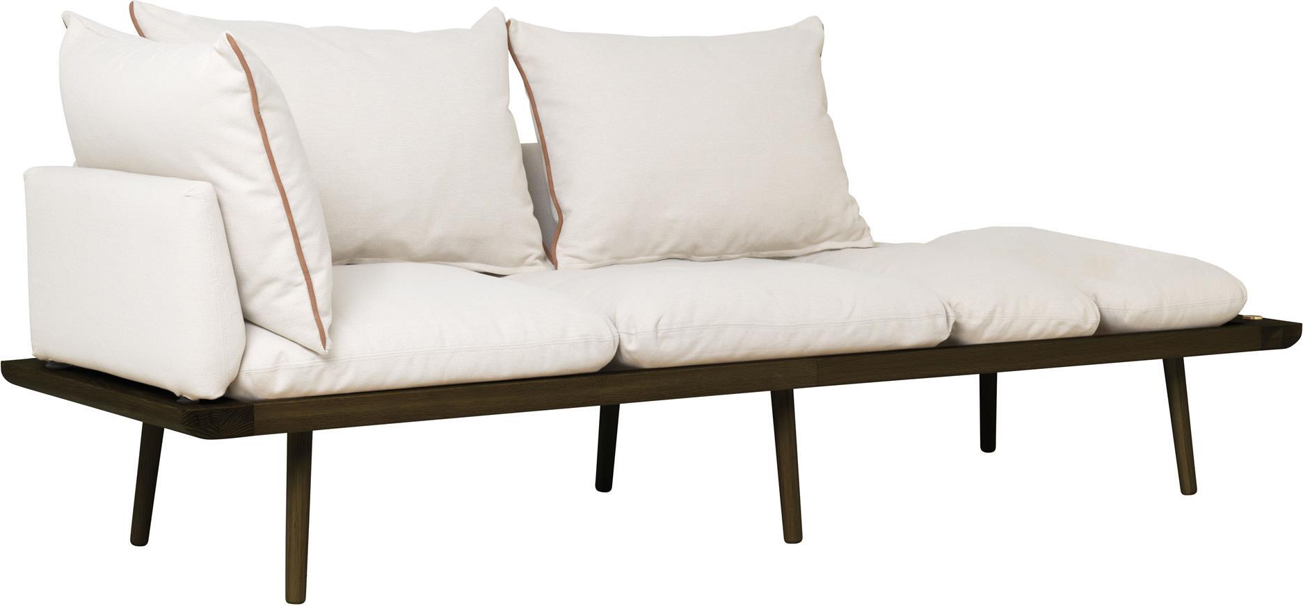 Sofa trzyosobowa Lounge Around jasnopiaskowa na ciemnych dębowych nogach