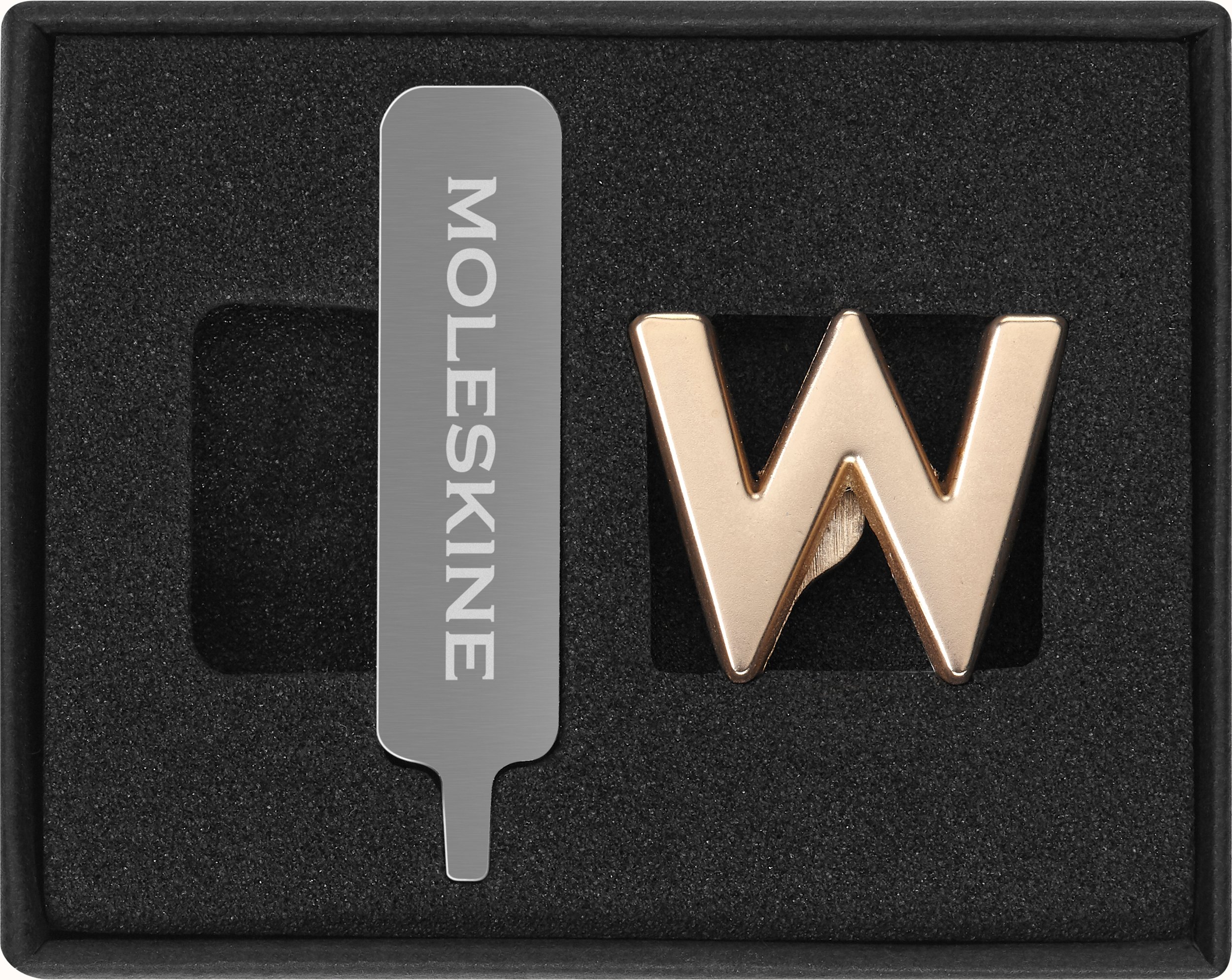 Przypinka na notes Moleskine litera W złota