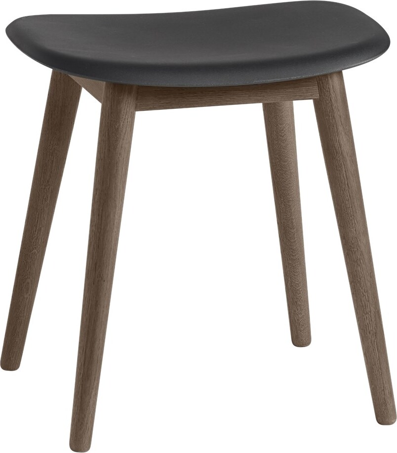 Stołek Fiber czarny na ciemnych drewnianych nogach