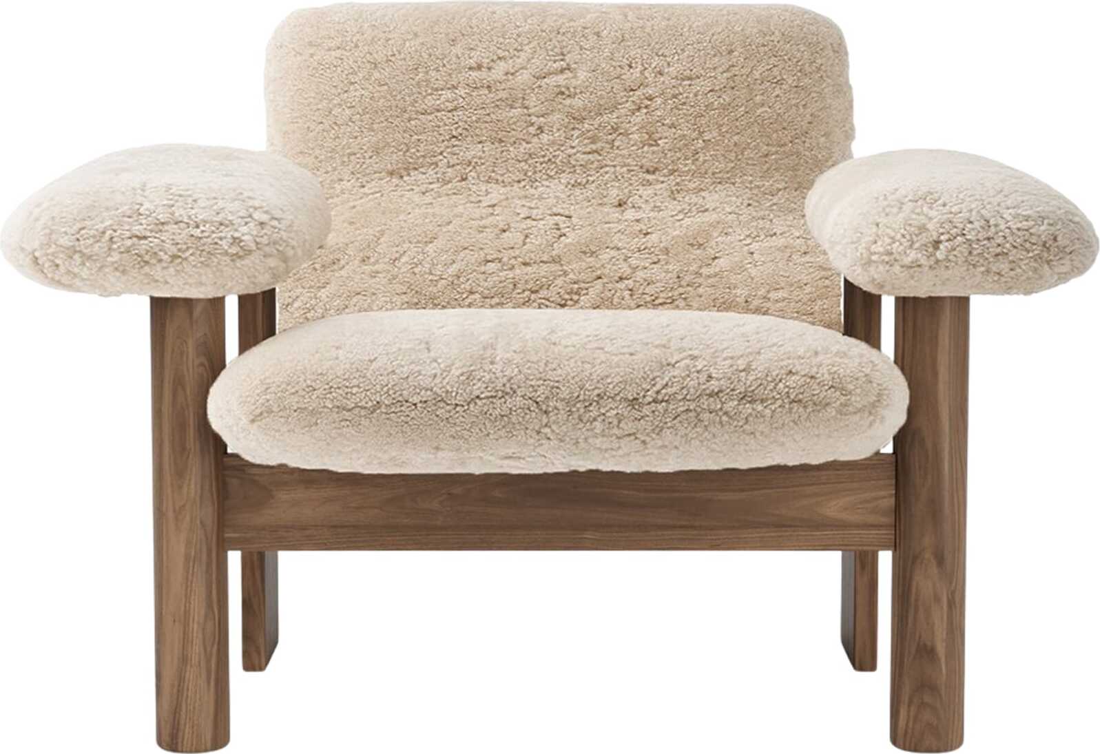 Fotel Brasilia Sheepskin niski biały na orzechowych nogach